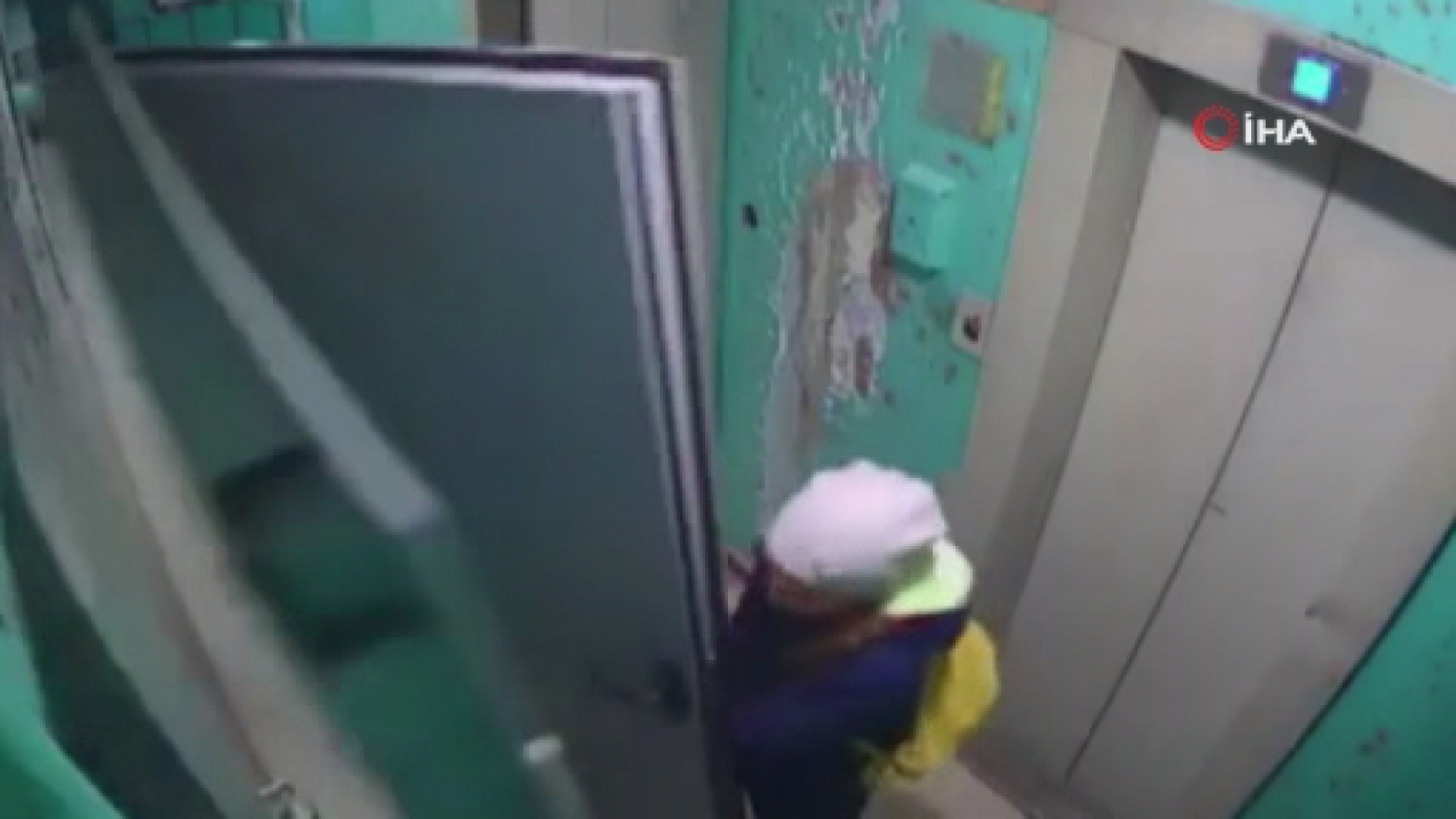 Rusya’da genç kız merakı yüzünden ölümden döndü