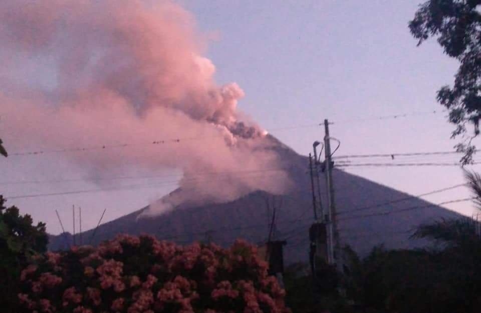 Guatemala’daki Fuego Yanardağı faaliyete geçti