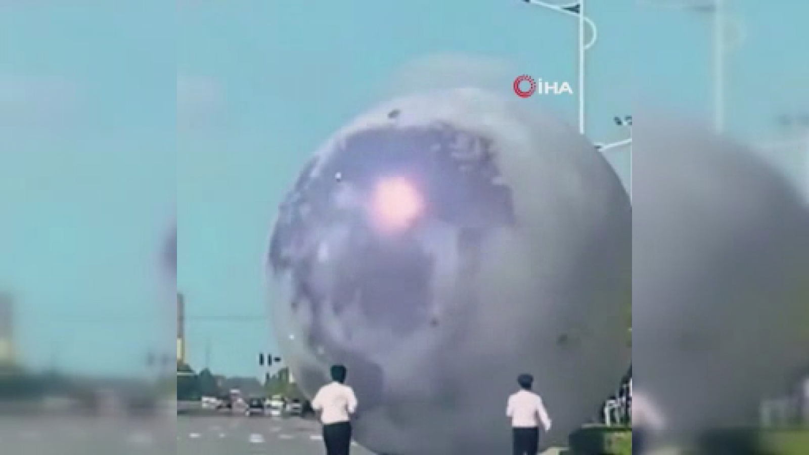 Çin’de kontrolden çıkan dev ay balonu otoyola girdi