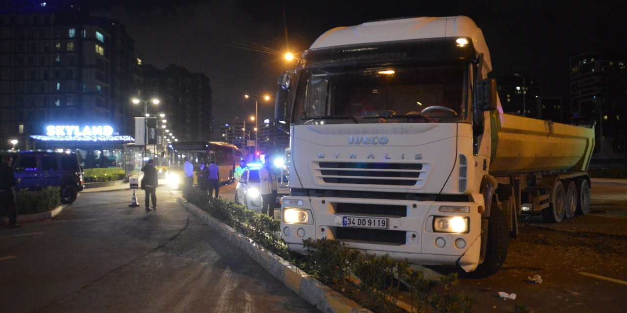 Sarıyer’de İETT otobüsüyle hafriyat kamyonu çarpıştı