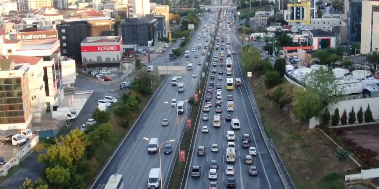 İstanbul’da haftanın son iş gününde trafik yoğunluğu erken başladı