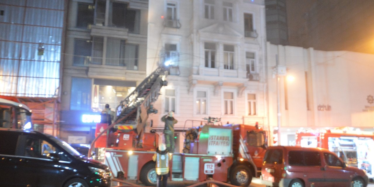 Emre Kınay’ın Oyunculuk Atölyesinin bulunduğu binada çıkan yangın korkuttu