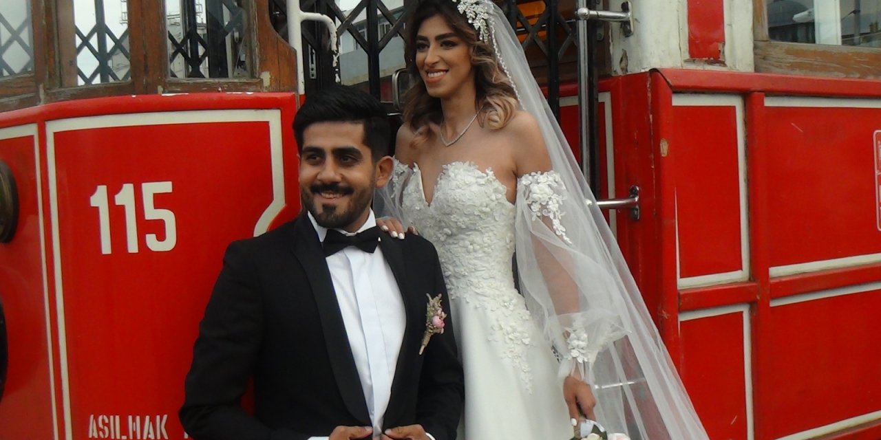 İranlı çift Taksim’de ilgi odağı oldu