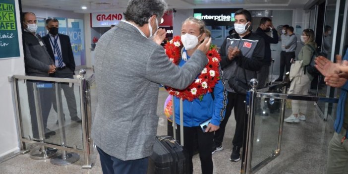 Avrupa Şampiyonu olan Aktaş çiçeklerle karşılandı