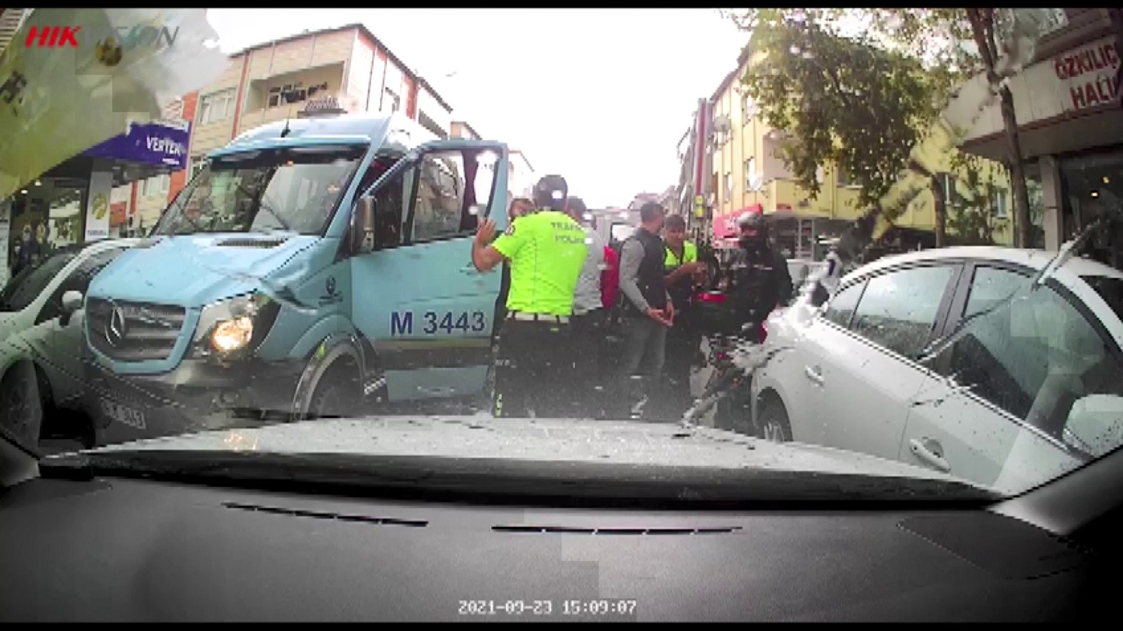 Kasklı motosikletliye kafa attı