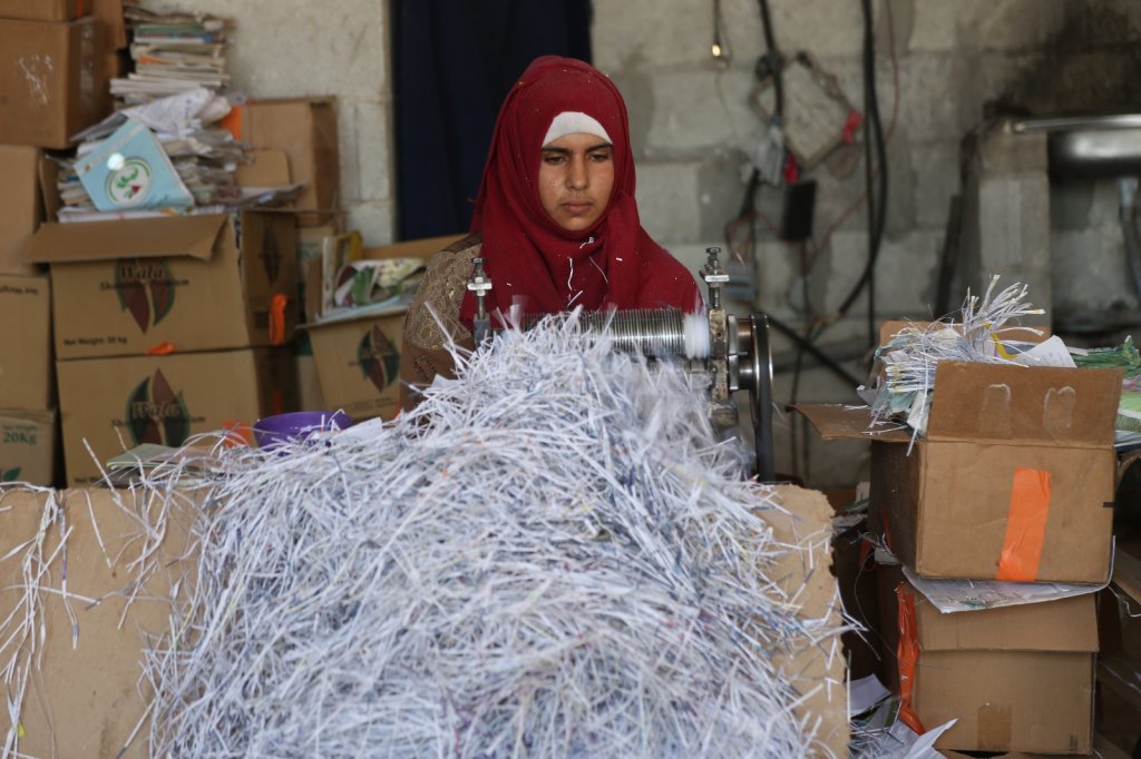 Evlerinden edilen Suriyeli kadınlar, “ilkel” karton geri dönüşüm fabrikasında çalışıyor
