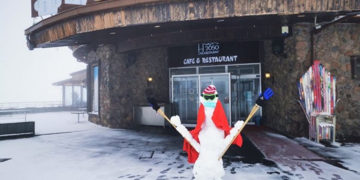 Kayseri’de sezonun ilk kardan adamı Erciyes’te yapıldı