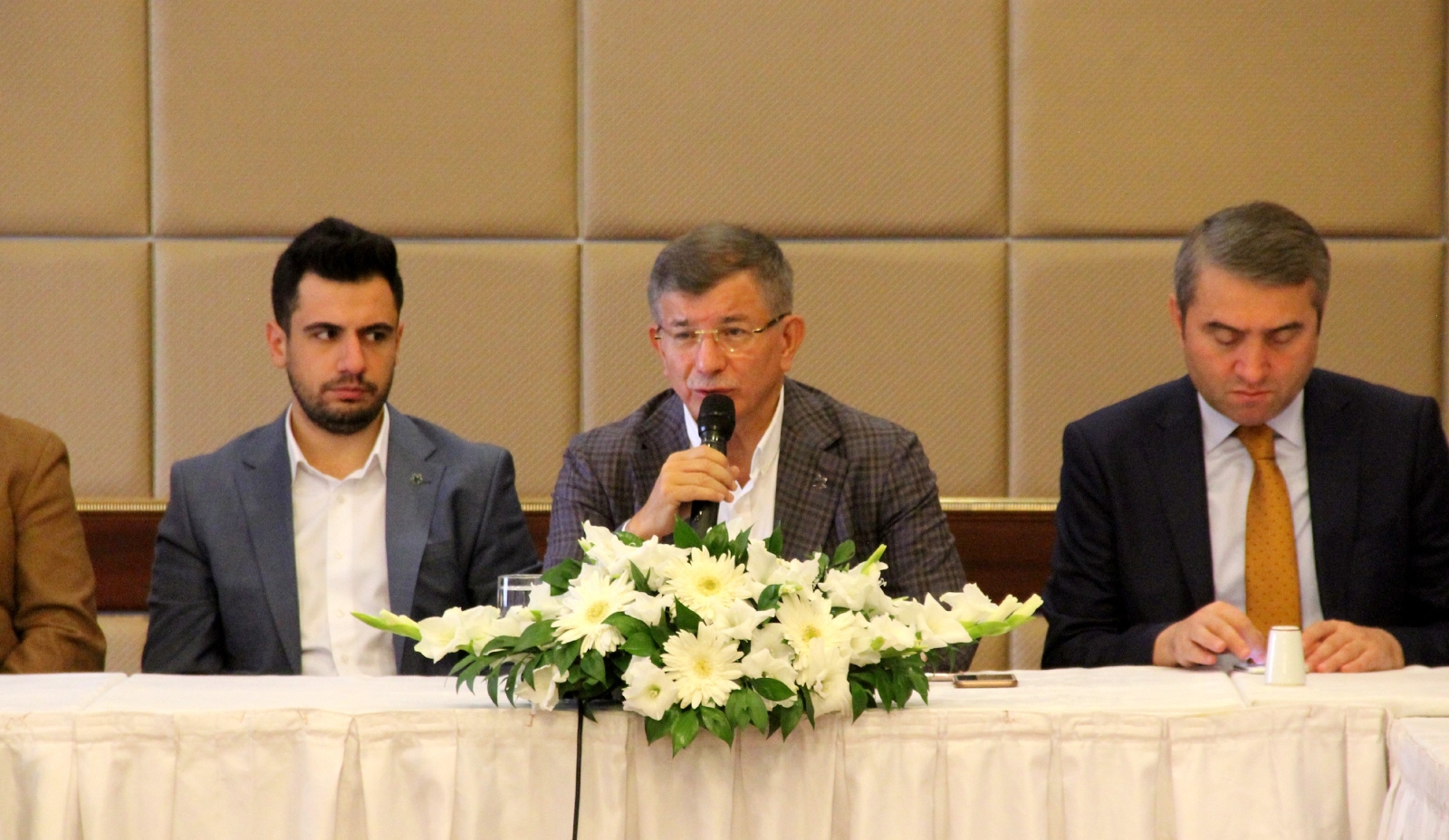 Davutoğlu soru soran gazeteciye çıkıştı