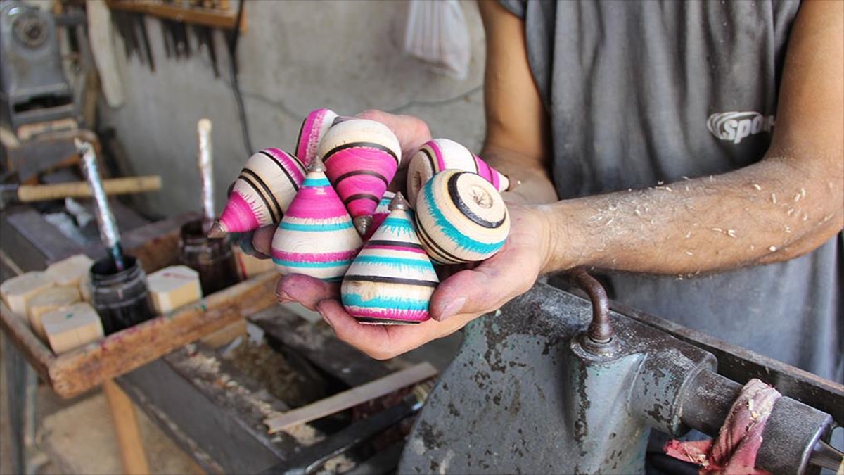 Çocuklar İçin 34 Yıldır Rengarenk Topaçlar Yapıyor