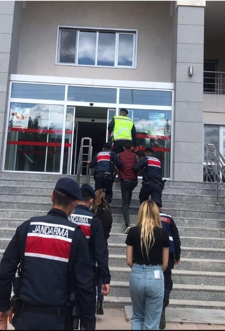 Silahla 400 bin TL istedikleri şahısların peşine kiralık katil taktılar