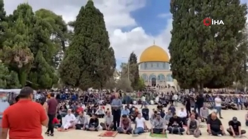 Mescid-i Aksa’da 50 bin Filistinli cuma namazını kıldı