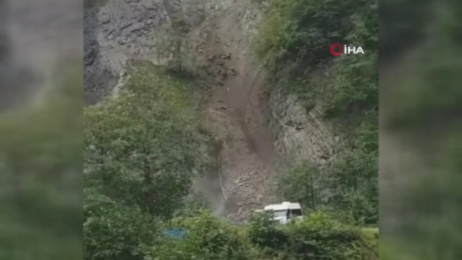 Çamlıhemşin’de heyelan: Araçlar son anda kurtuldu