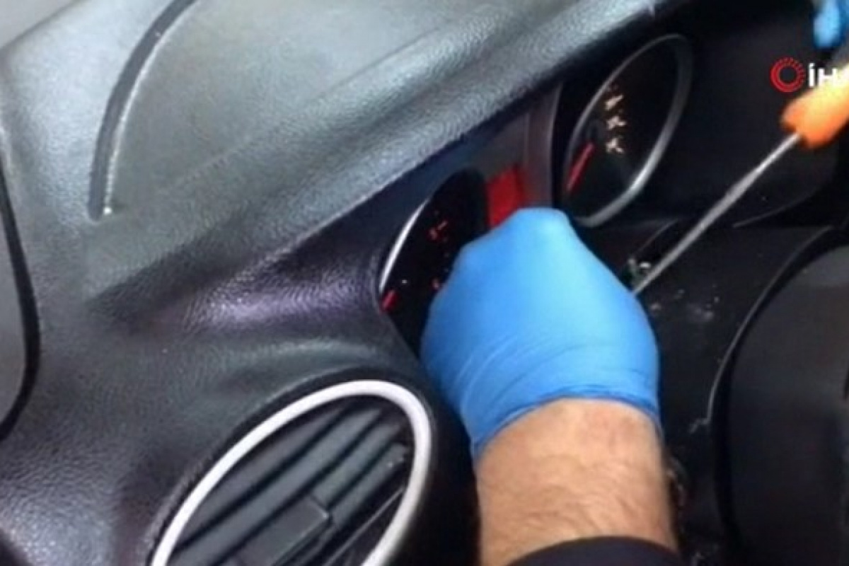 Otomobilin gösterge panelinden uyuşturucu hap çıktı