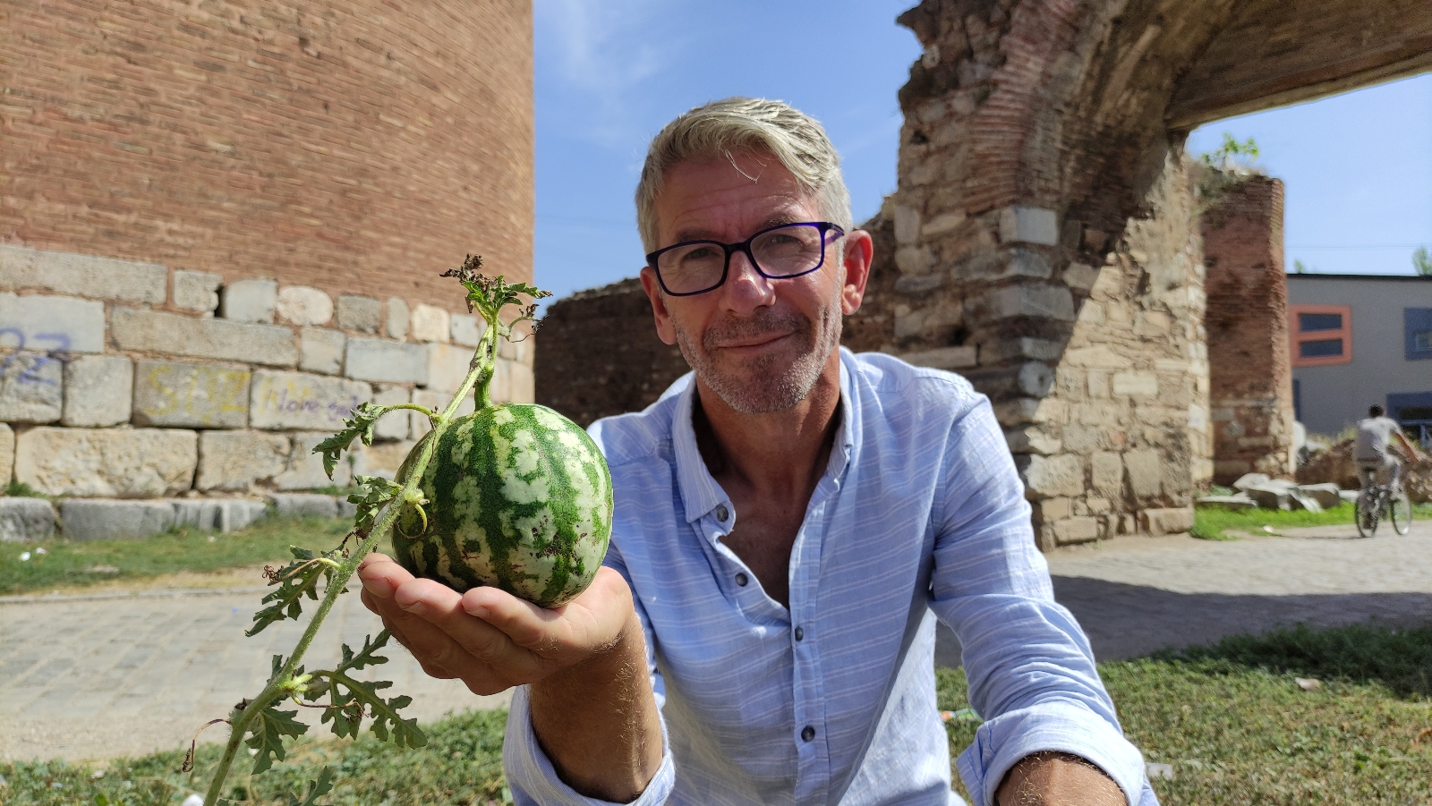 2 bin yıllık surların içinden çıktı, kimse koparmaya kıyamadı