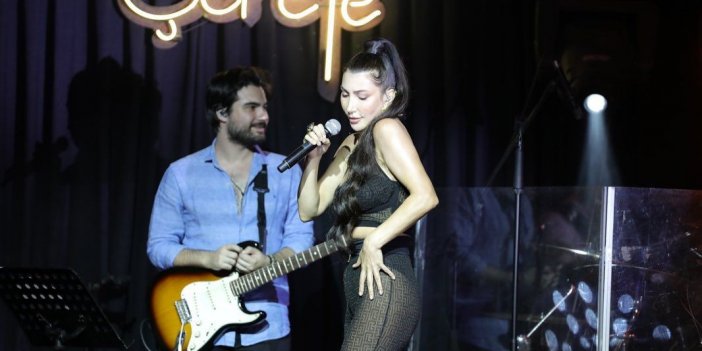 Hande Yener, Yardım Konserine Kırmızı Jartiyerle çıktı!