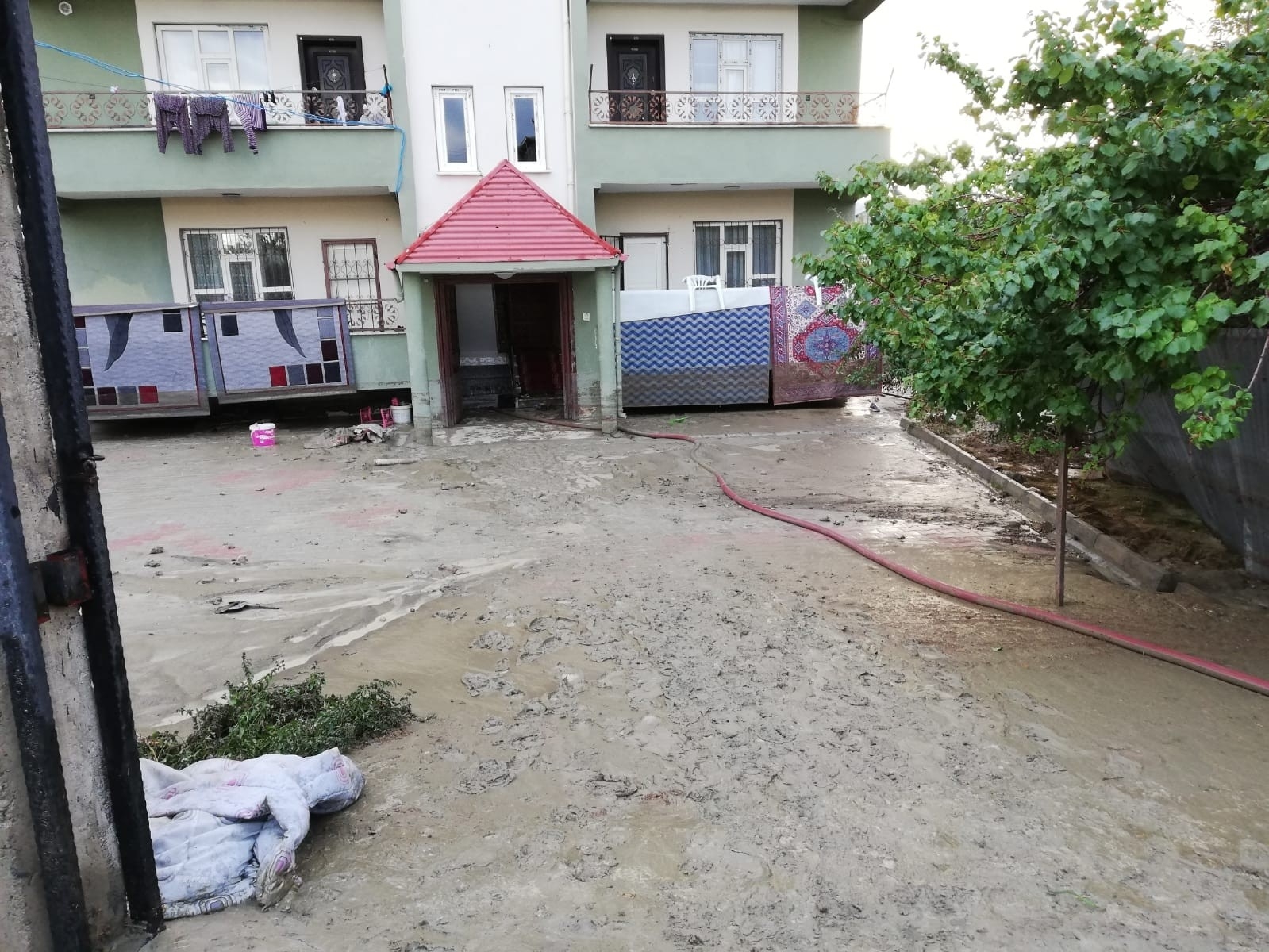 Van’da sağanak yağış su taşkınlarına neden oldu