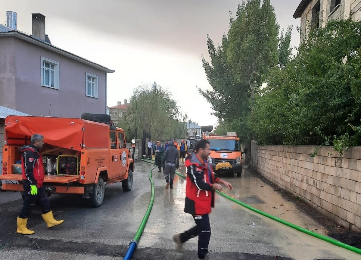 Van’da su baskınında 31 ev ve 1 iş yeri zarar gördü