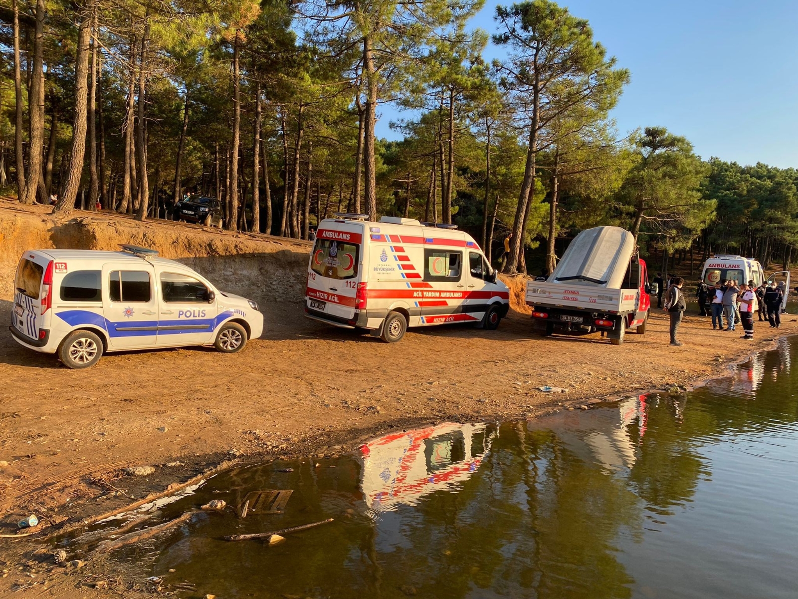 Serinlemek için girdiği gölde kayboldu