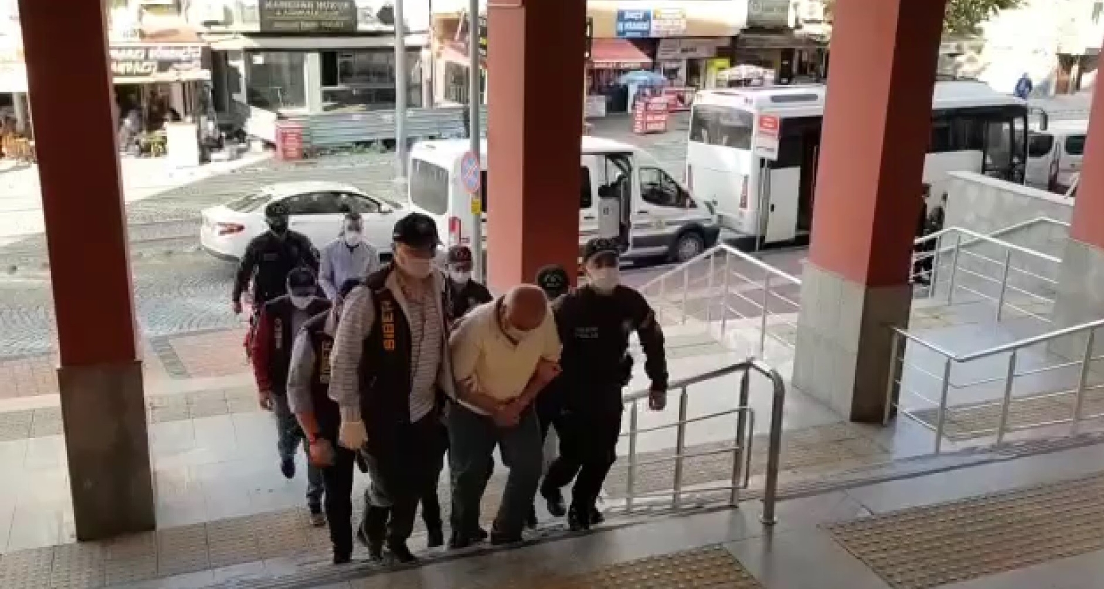 Sahte konteyner satarak vurgun yapanlara operasyon: 9 tutuklu