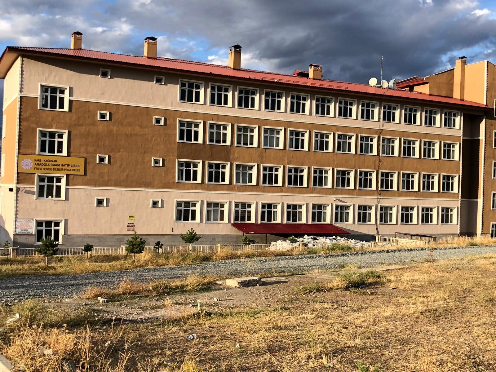 Öğrenciler ve öğretmenler pozitif çıktı, okul kapatıldı