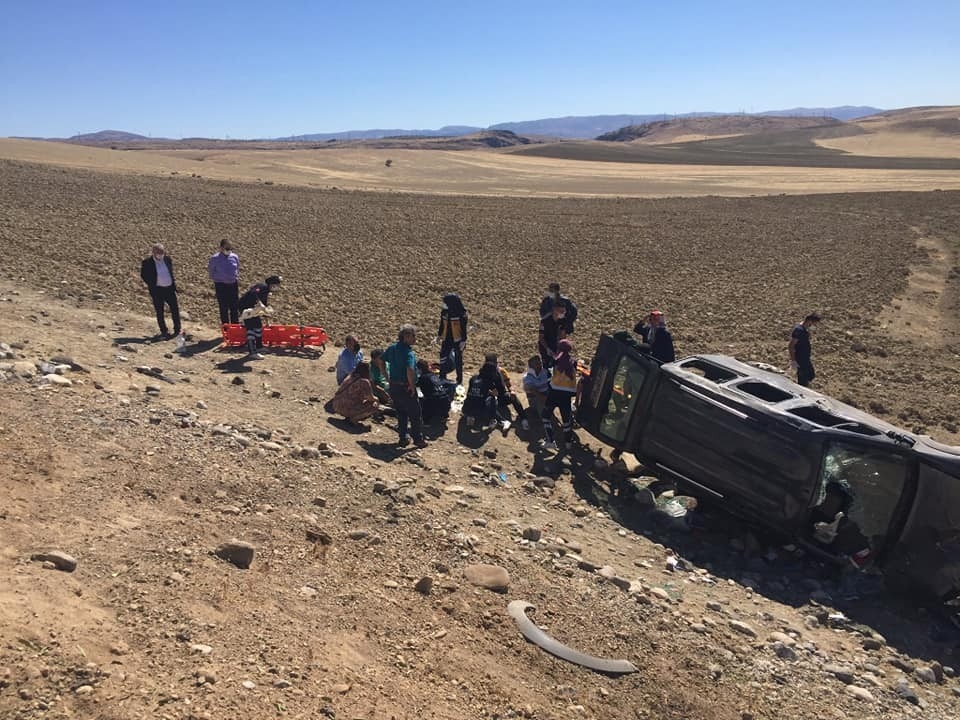 Malatya’da hafif ticari araç şarampole yuvarlandı : 5 yaralı