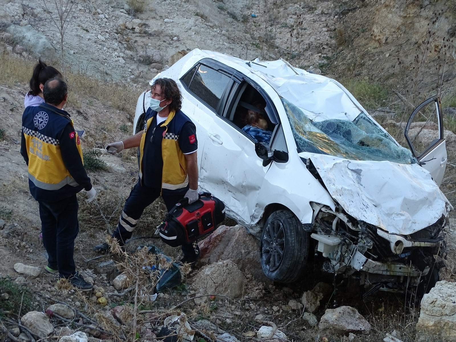 Hisarcık’ta otomobil uçuruma yuvarlandı: 1 ölü, 1 yaralı