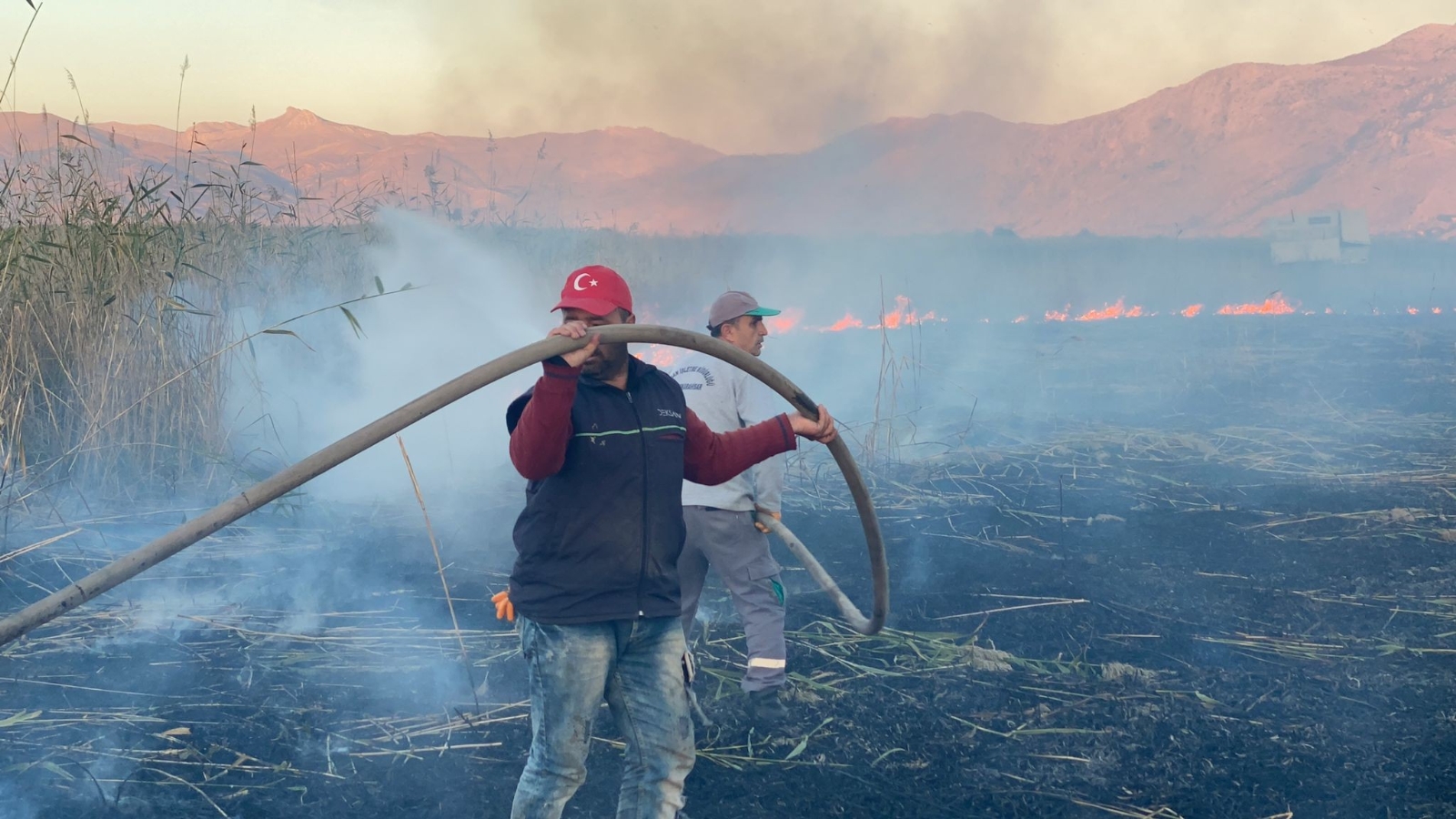 Karamık Gölü sazlık alan yangınını sülük toplayanların çıkardığı iddiası