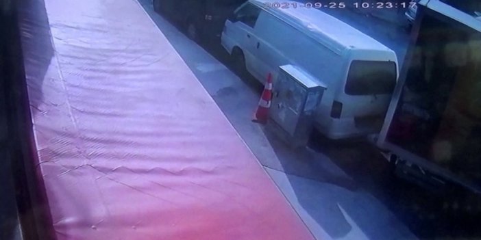 Freni boşalan kamyonet park halindeki araca çarptı