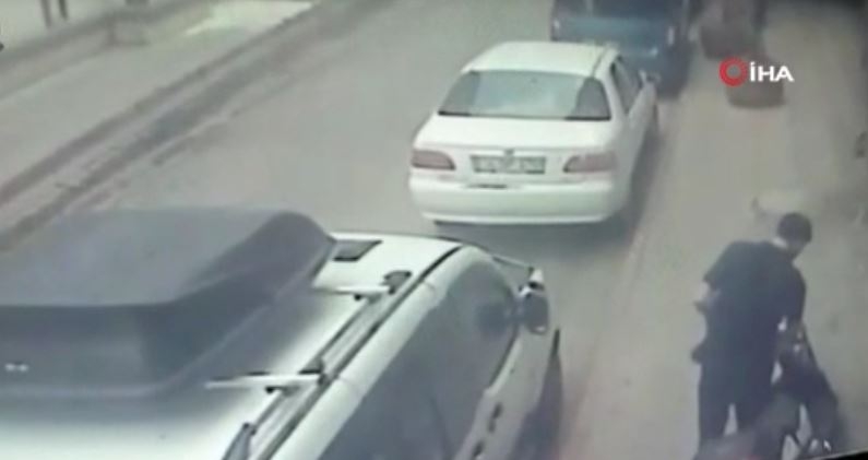 Şaşkın hırsız çaldığı elektrikli bisikletle önce arabaya sonra kaldırıma çarptı