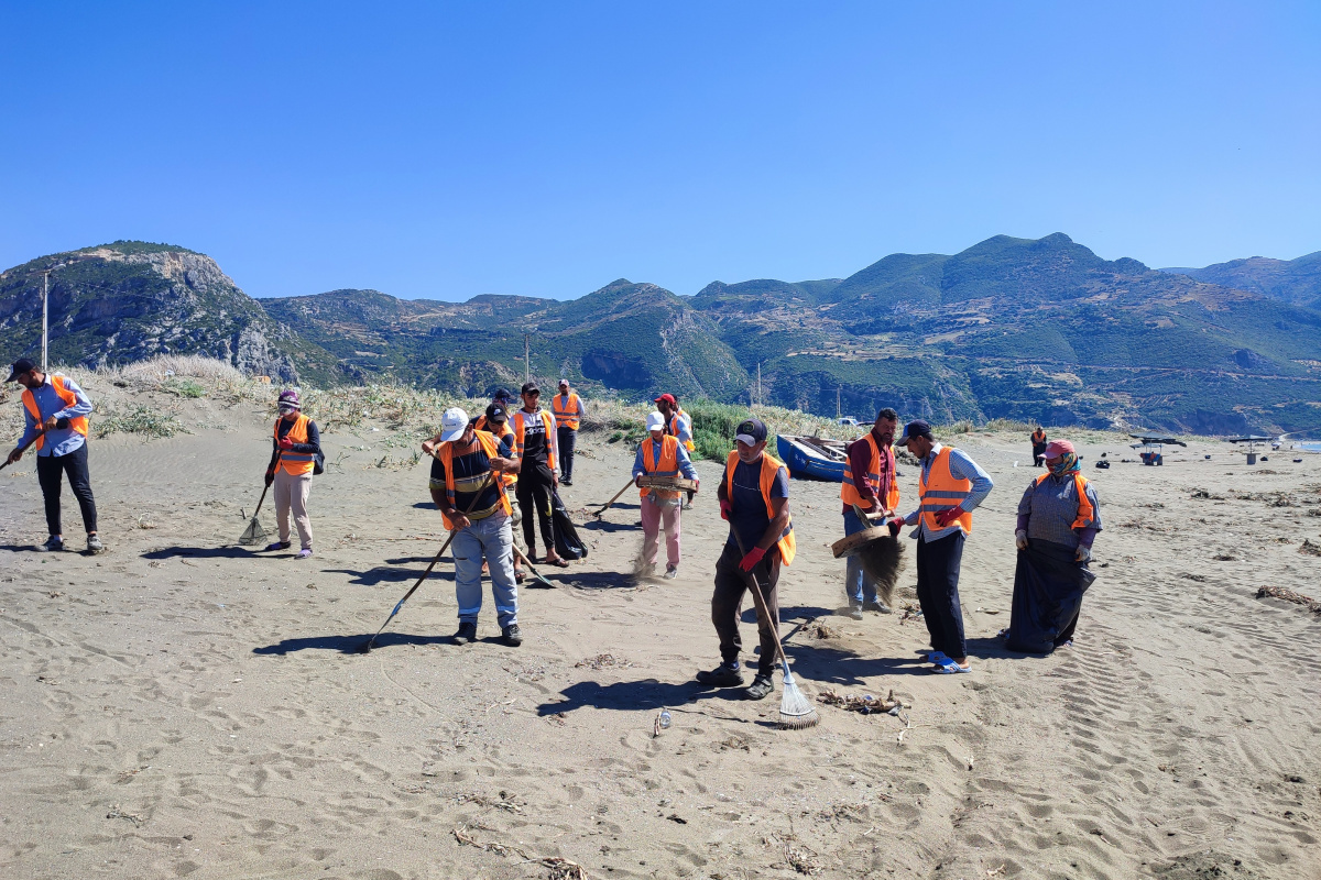 Samandağ sahilinin 12 kilometresi petrol atıklarından temizlendi