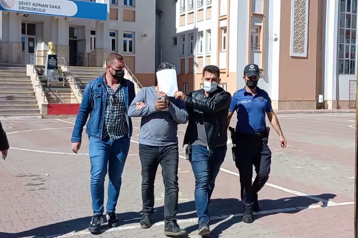 Aracını okul bahçesine park edince kendisini uyaran okul müdürünü darp etti.