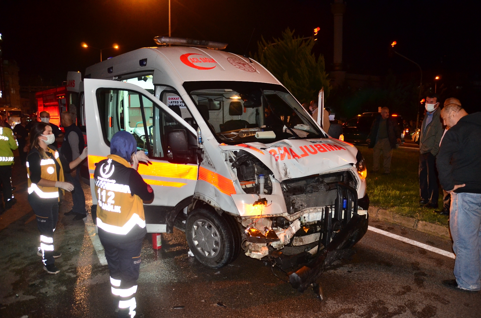 Ambulans ile hafif ticari aracın çarpıştığı kaza kamerada