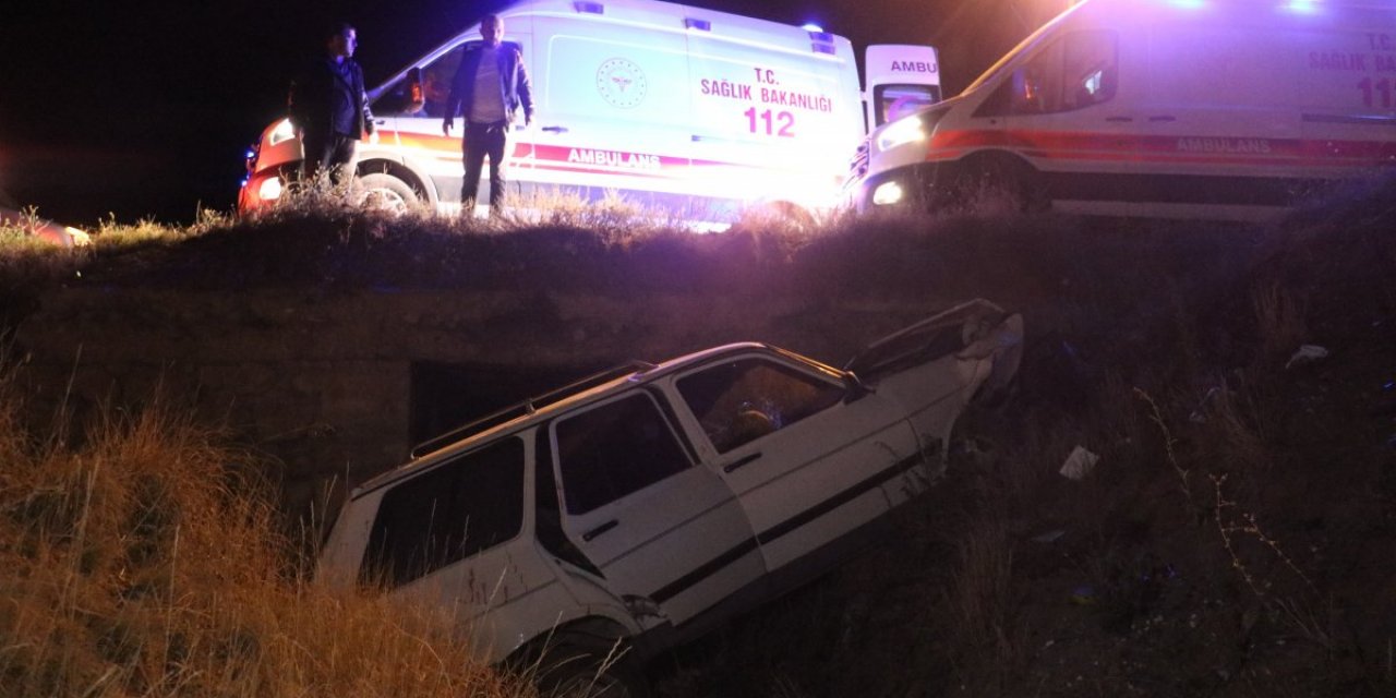 Sivas'ta yoldan çıkan araç menfeze uçtu: 3 yaralı