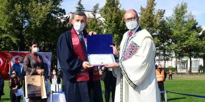 Gazi Üniversitesi Rektörü açıköğretim fakültesinden mezun oldu