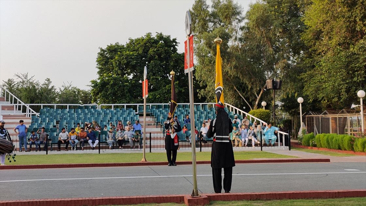 Pakistan İle Hindistan Sınırındaki Bayrak Töreni 1959'dan Bu Yana Sürüyor