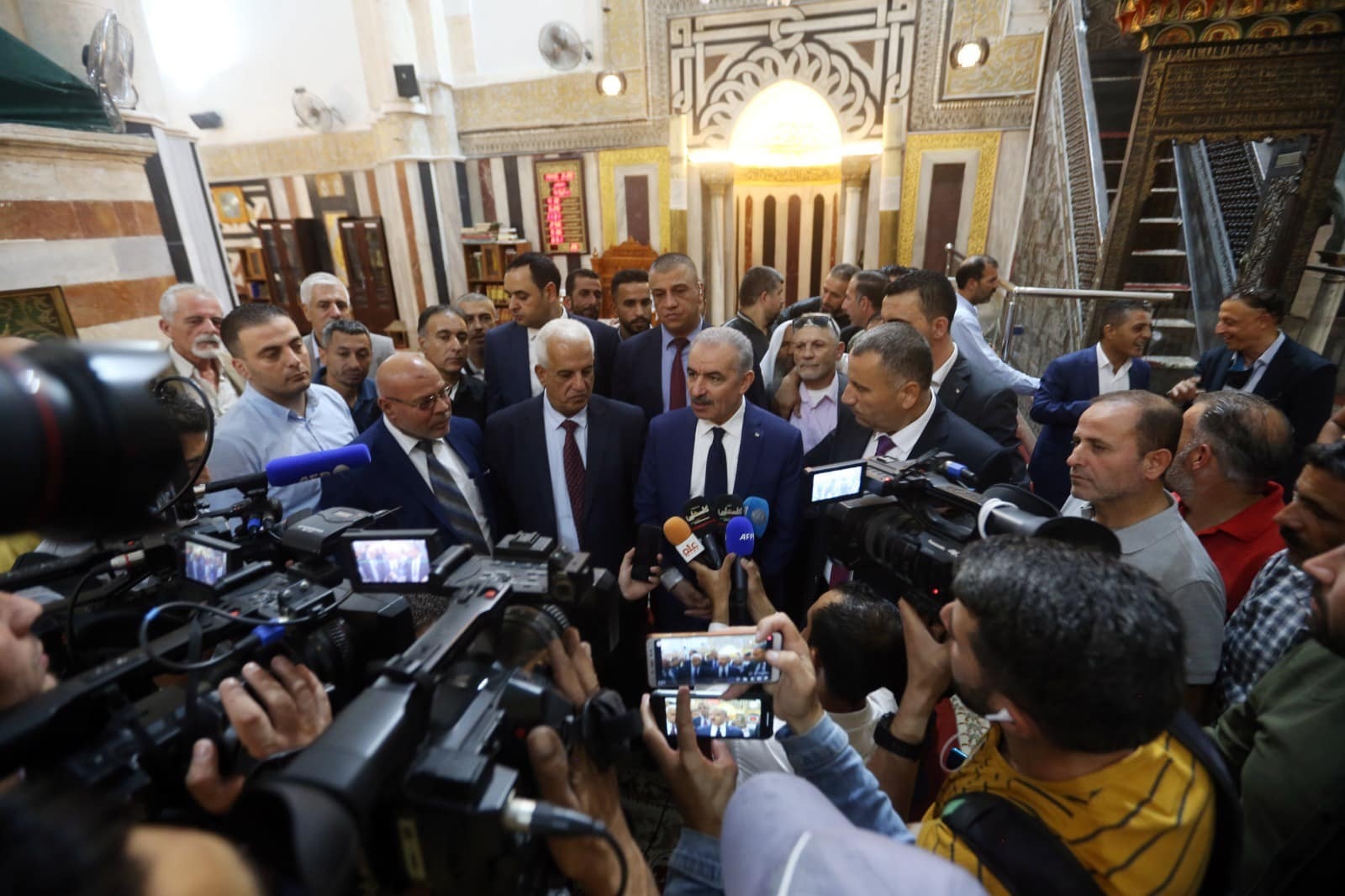 Filistin Başbakanı Iştiyye, İsrail işgali altındaki camiyi ziyaret etti