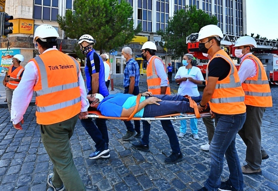 İzmir İtfaiyesinden nefes kesen tatbikat