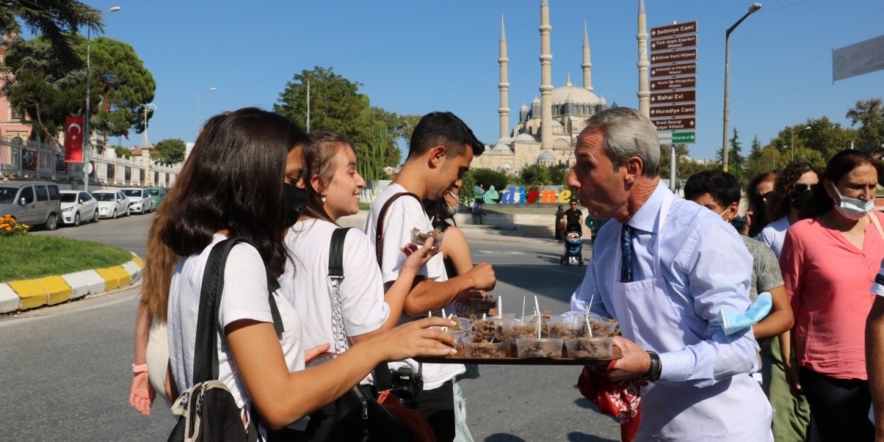 Dünya Turizm Günü’nde vatandaşlara kavala kurabiyesi ve tava ciğer ikram edildi