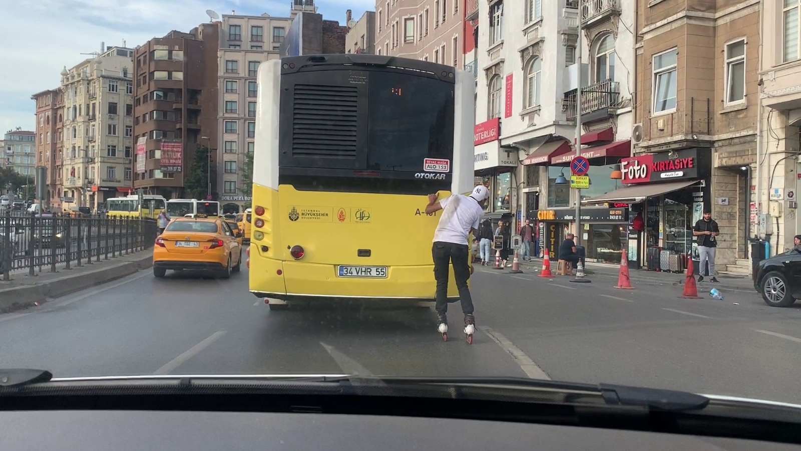 Şişli’de patenli gencin tehlikeli yolculuğu kamerada