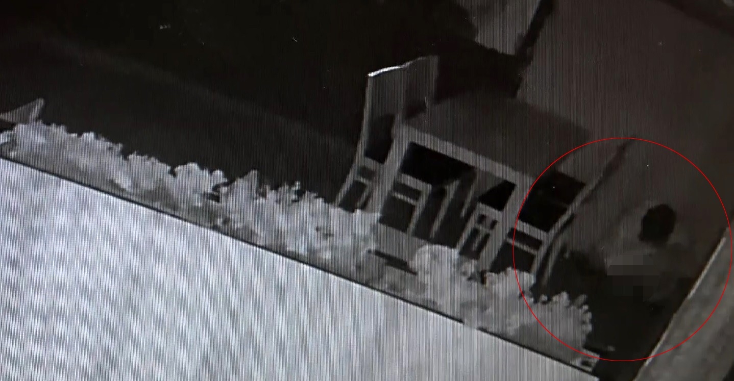 Hırsızlık yapmak için geldiği dükkanın ortasına tuvaletini yaptı