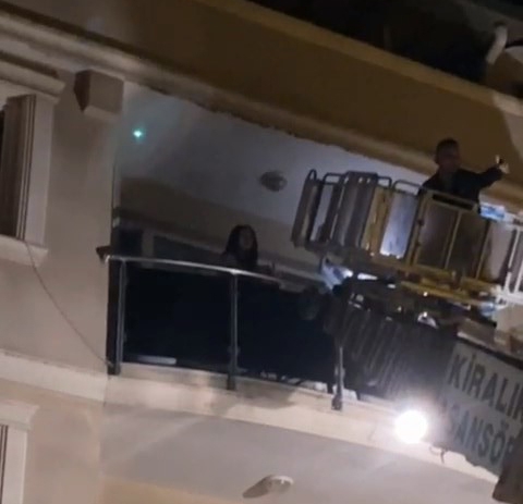 Kalp kırgınlığını vinçle giderdi