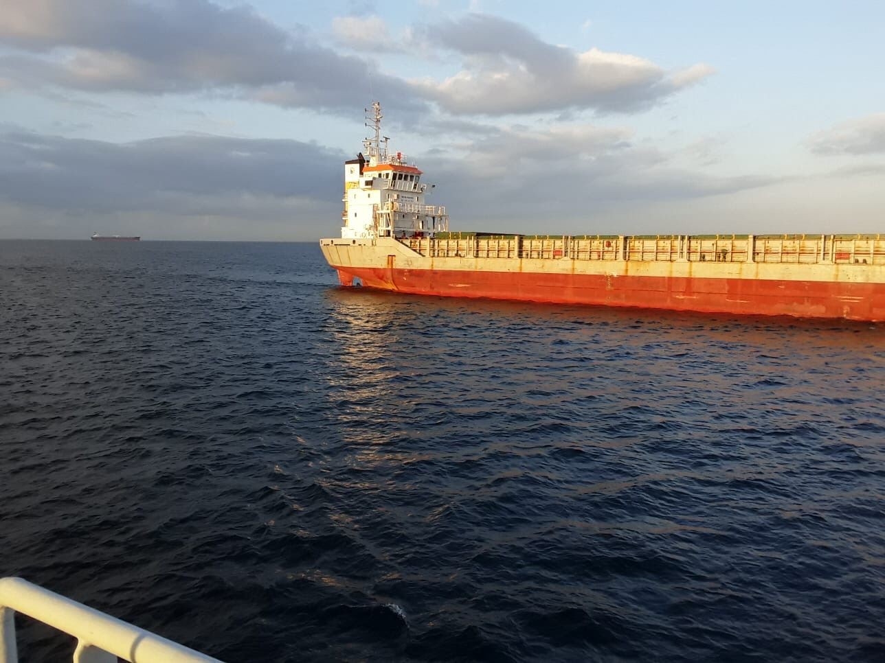 Makine arızası yapan yük gemisi Ahırkapı’ya çekildi