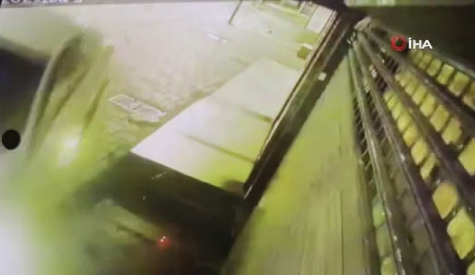 Şişli’de bir araç dükkana daldığı o anlar kamerada