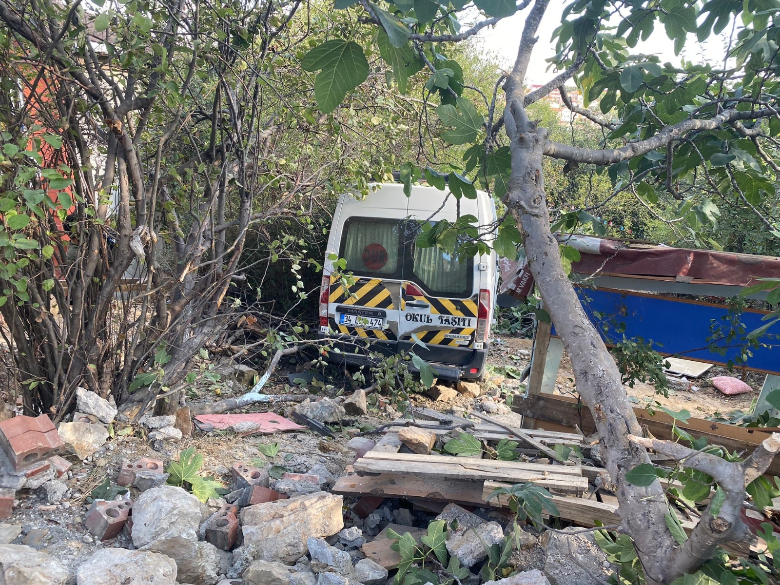 Üsküdar’da direksiyonu kilitlenen öğrenci servisi bahçeye daldı