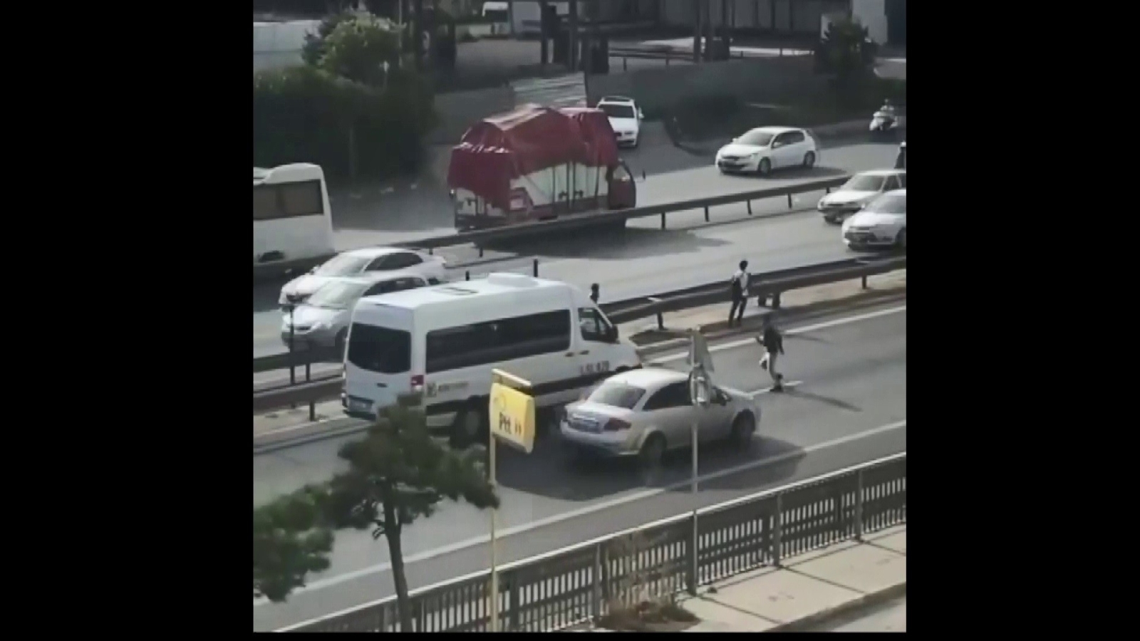 E-5’te yola atlayıp karşıya geçmeye çalışan gençler kamerada