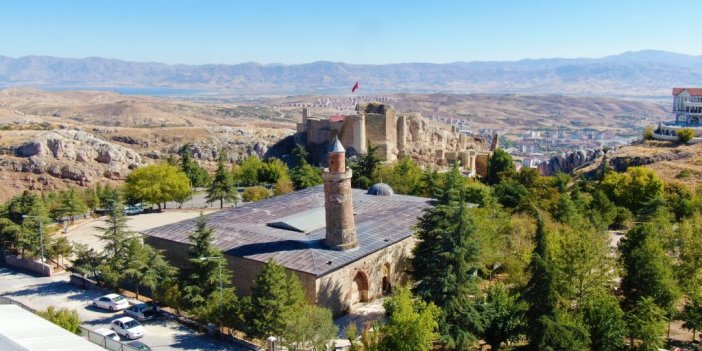 Pisa kulesinden daha eğik olan tarihi eğri minare ilk günkü ihtişamını koruyor