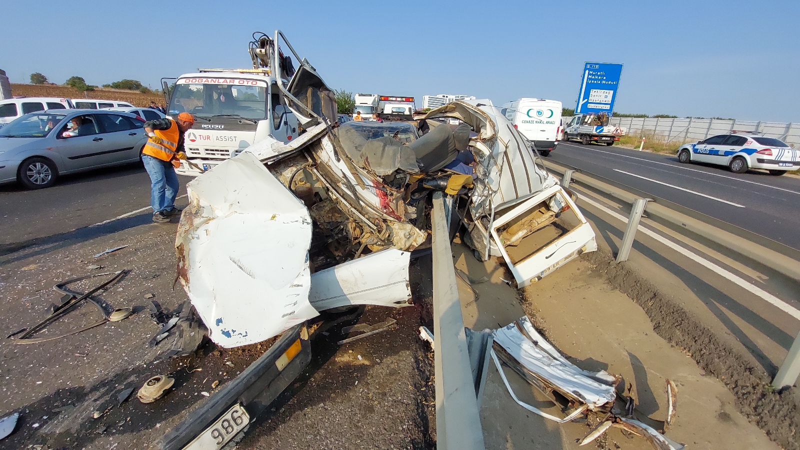 Ters yöne giren araç kağıt gibi ezildi: 1 ölü, 2 yaralı