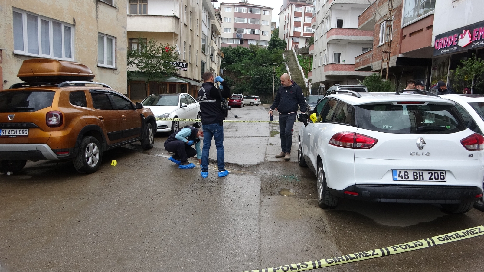 Kavgayı ayırmaya çalıştı, kurşunun hedefi oldu