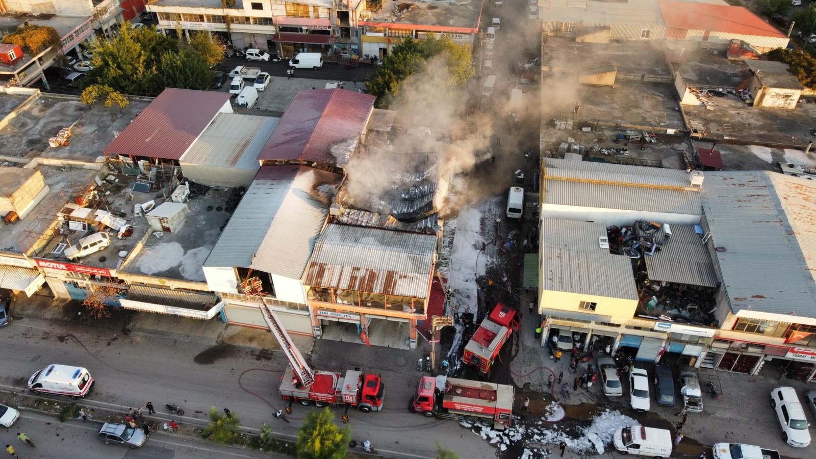 İskenderun’da boya imalathanesinde çıkan yangında faciadan dönüldü