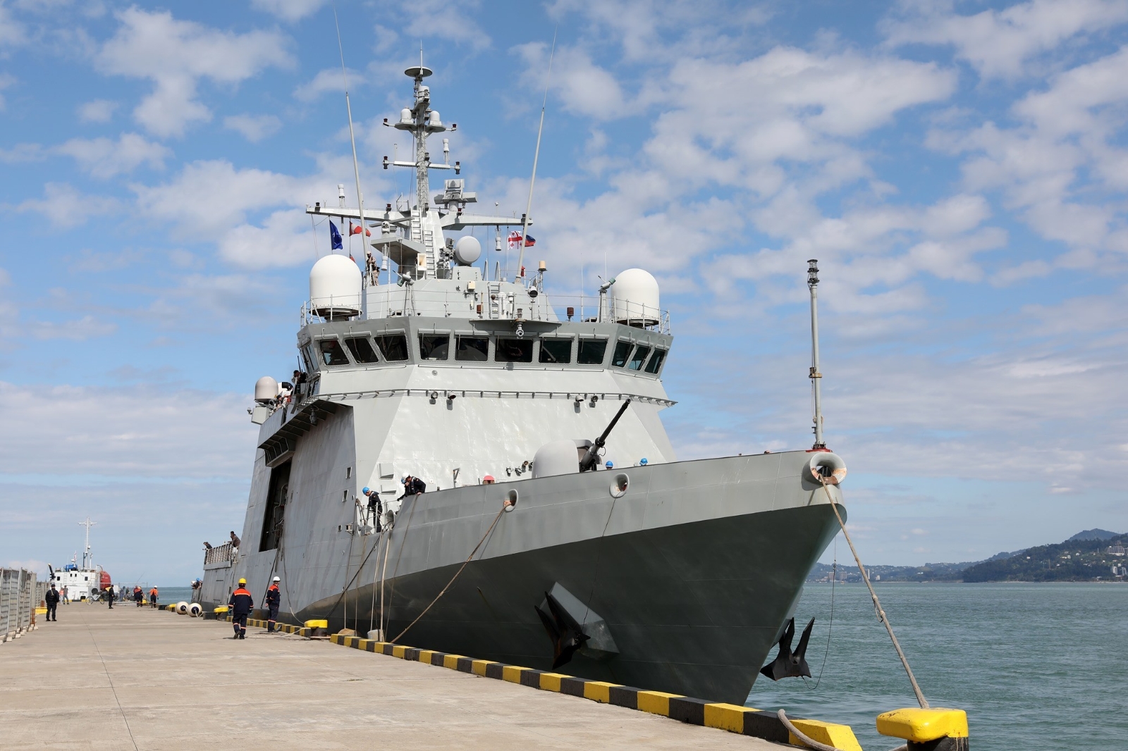 Aralarında Türkiye’nin de bulunduğu NATO savaş gemileri Batum’a demir attı